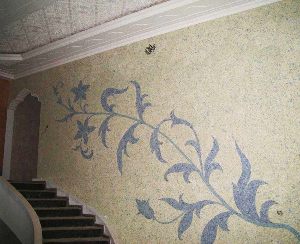 Декор стен жидкими обоями с орнаментом